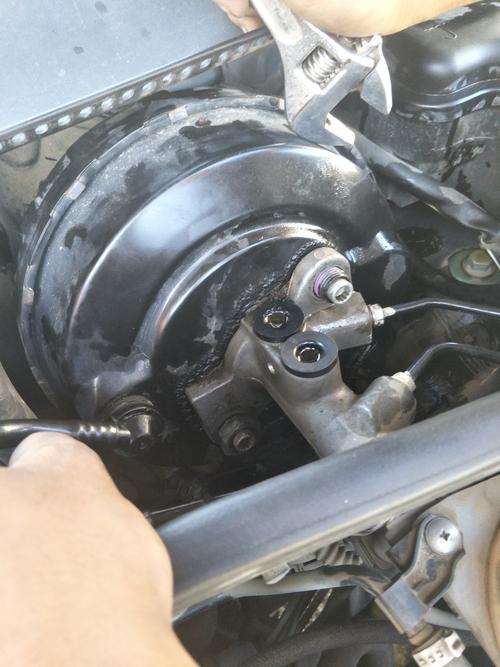 刹车总泵漏气怎么修