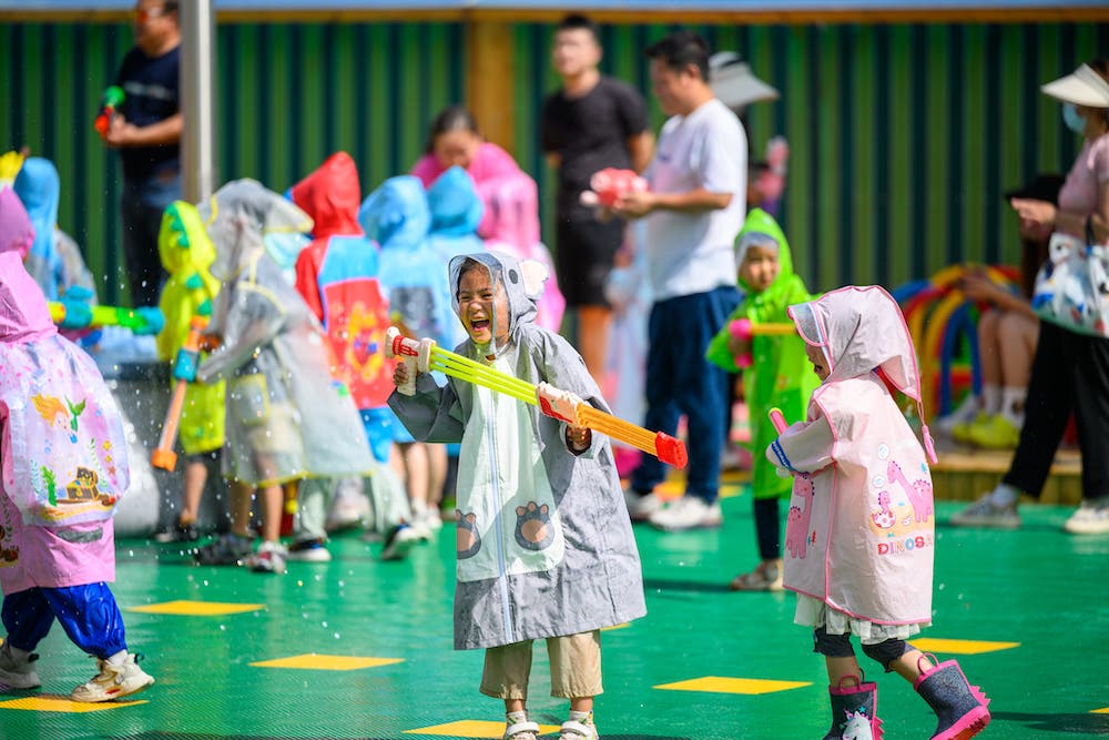 呼和浩特一幼儿园小朋友与家长集体打水仗