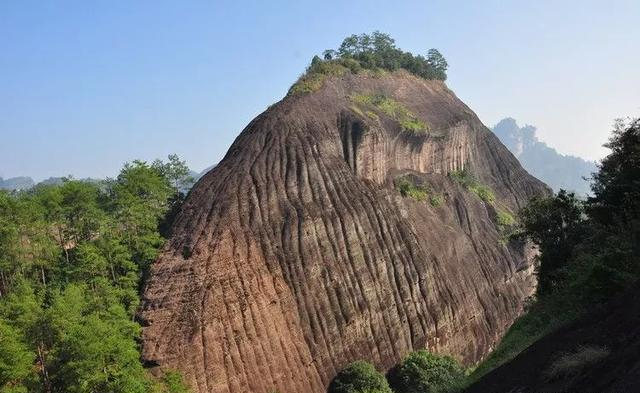 武夷山三十六峰九十九名岩,号称"岩岩有茶,非岩不茶",武夷岩茶也是