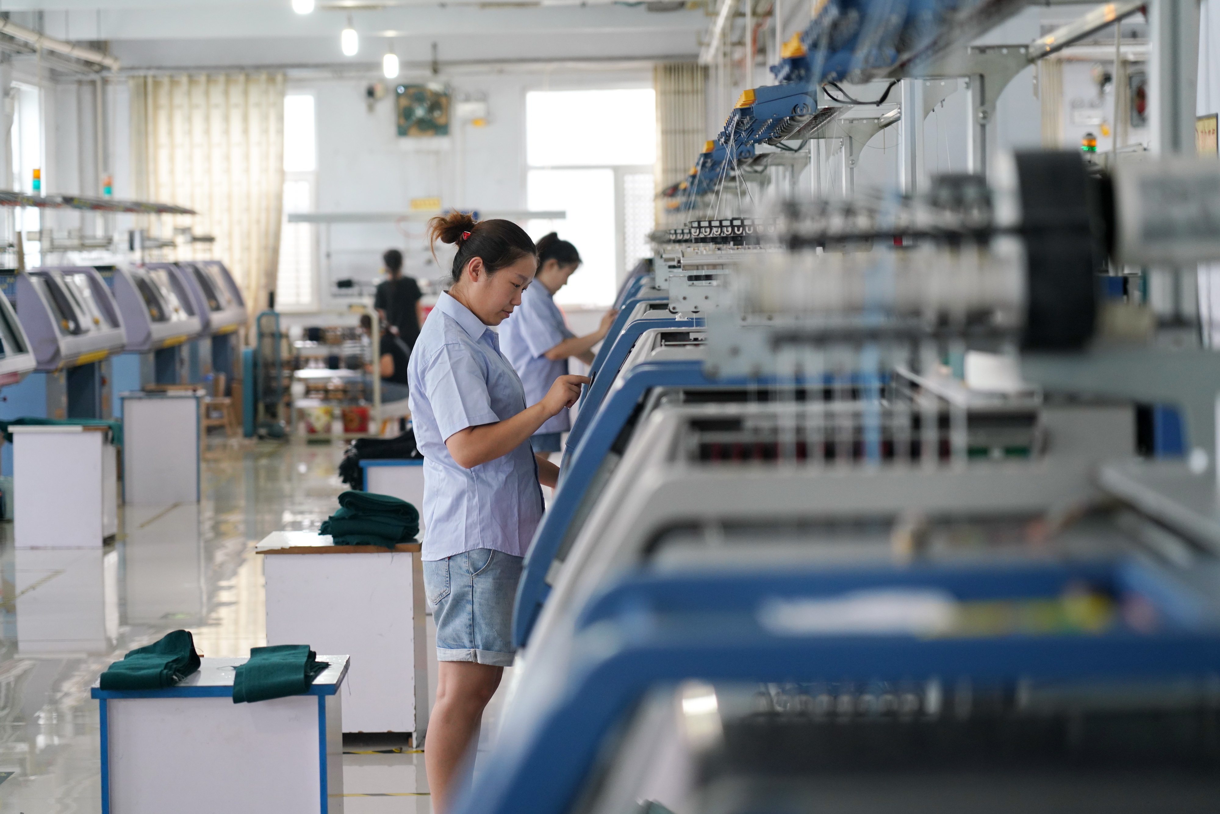 8月6日,在位于河北省清河县的河北利意蒙羊绒制品有限公司,工人在