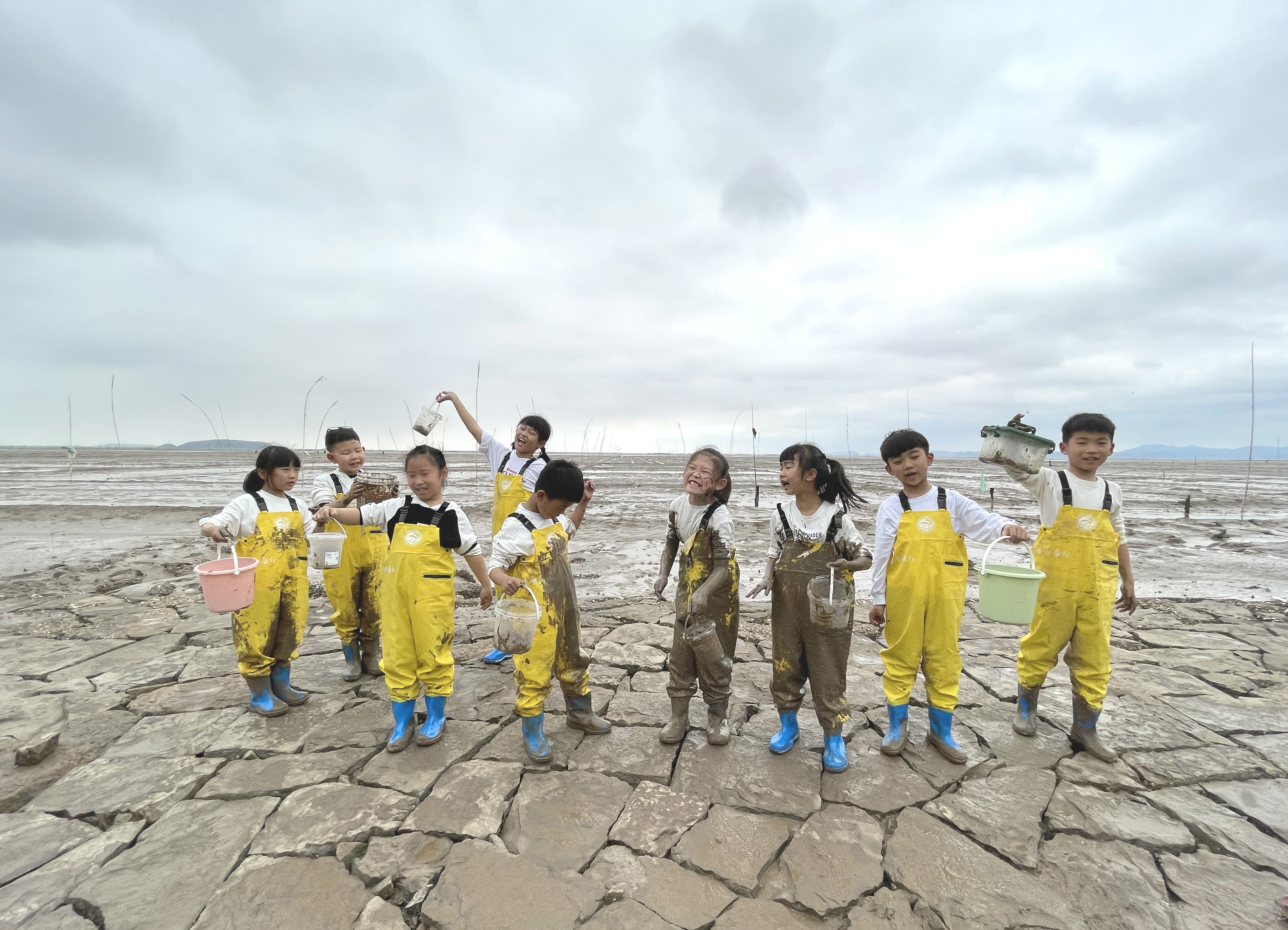 松门三小:萌娃变身"小泥人" 滩涂研学趣味足