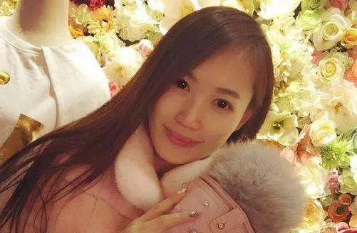 曝王宝强马蓉复婚?两人合体现身女儿毕业典礼,马蓉抱花一脸娇羞