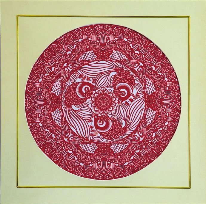 "谢秀珠说,客家人勤劳肯吃苦,她希望通过剪纸将这些美好的东西"留"