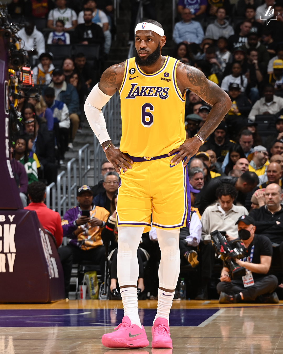 詹姆斯38 7加冕nba常规赛得分王!湖人3分惜败雷霆,威少27 8饮恨
