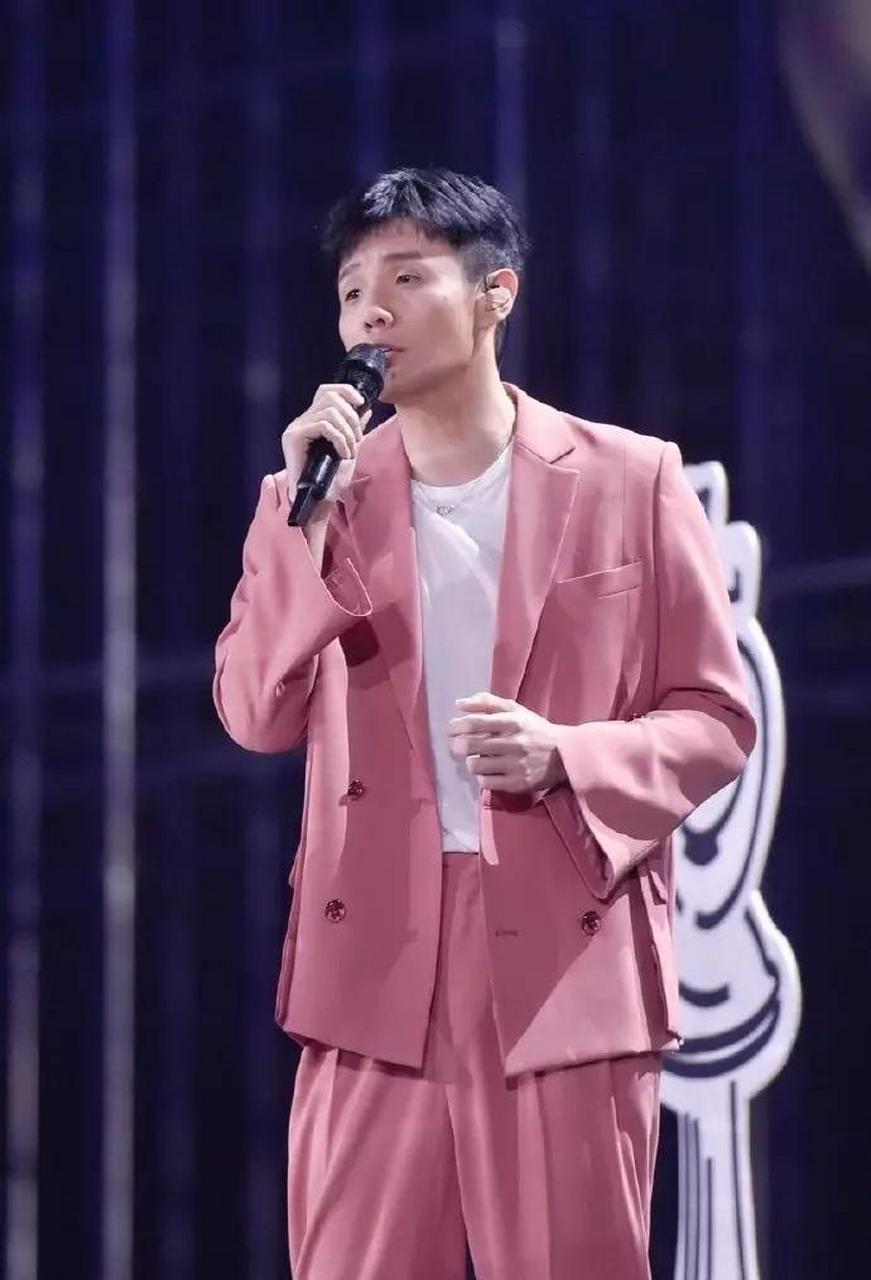 李荣浩在成名之前和之后的对比照片,变化还是蛮大的,正所谓人靠衣装马