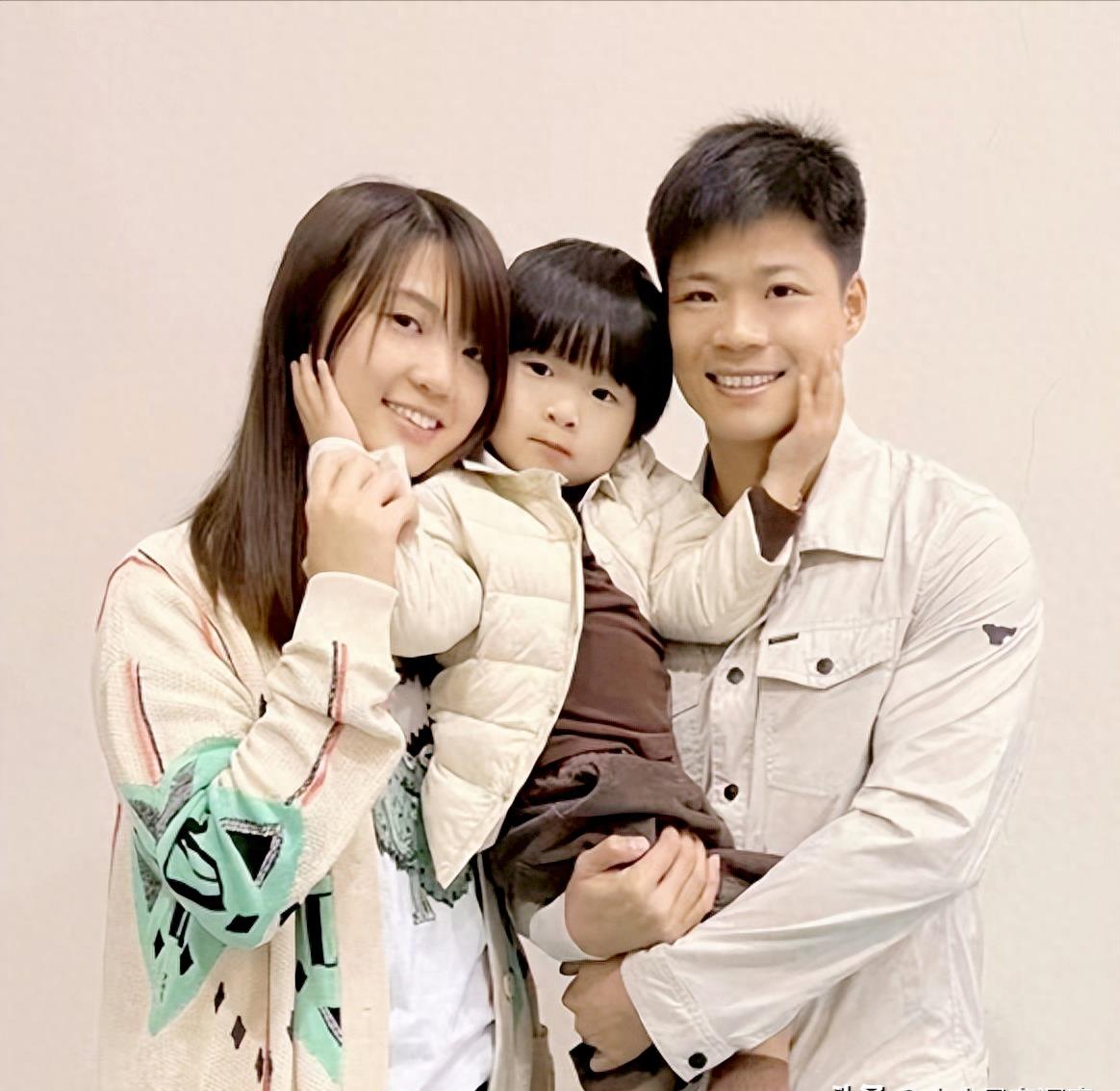 "亚洲飞人"苏炳添携子领奖,妻子永远是领袖