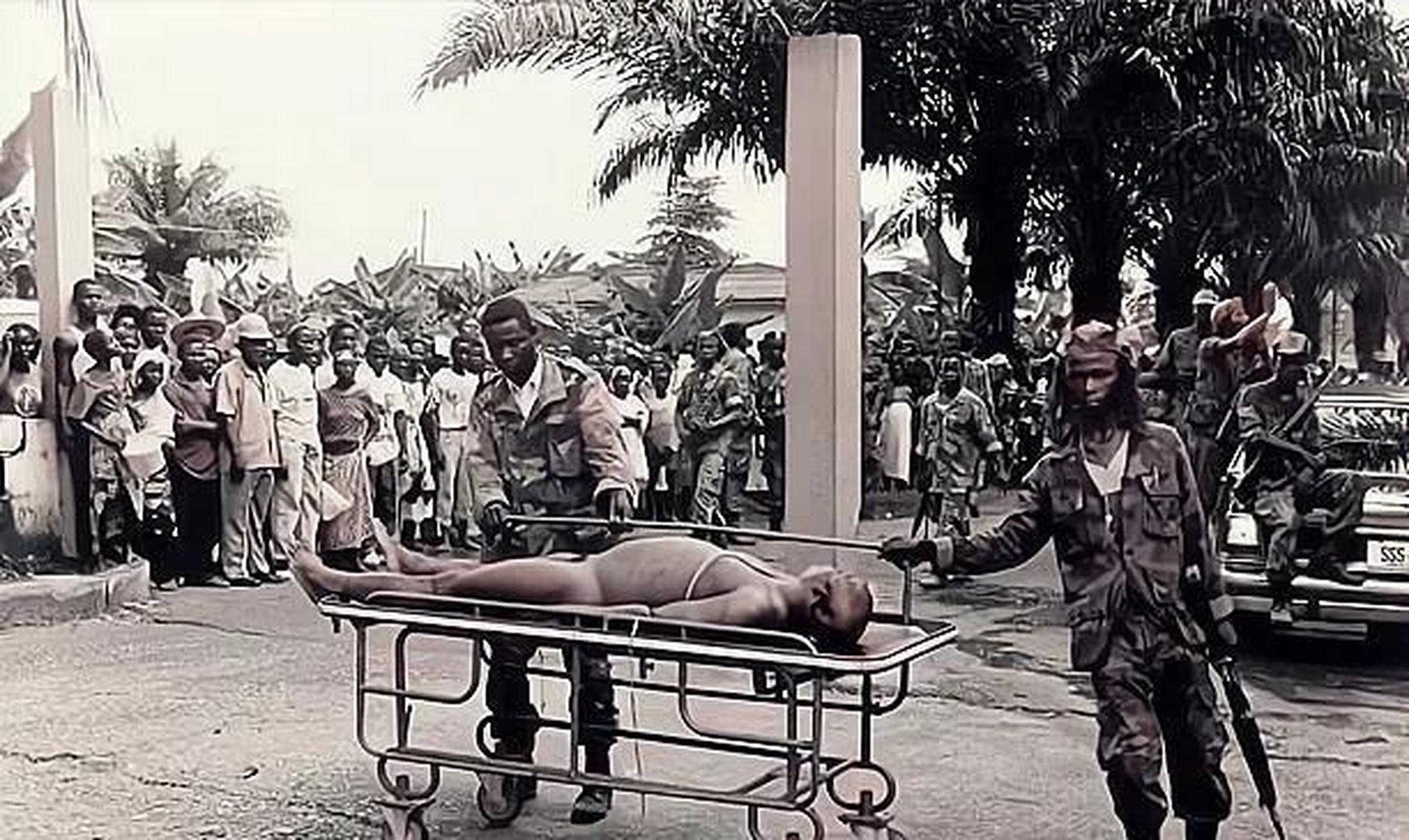 1990年,非洲利比里亚,总统多伊即将被处决时的照片,画