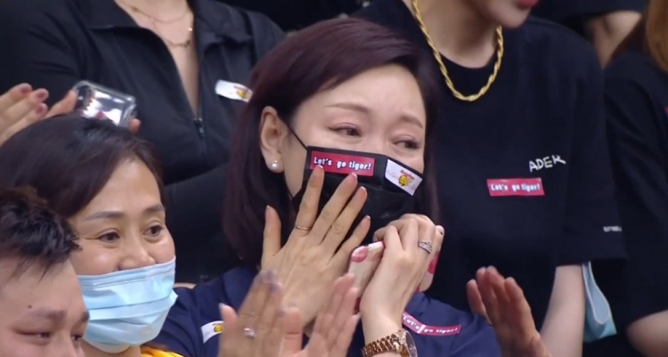 激动!看到儿子斩获fmvp 胡明轩妈妈眼圈泛红