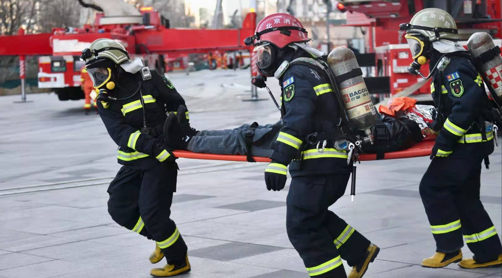 视频直击:北京消防员空中"救险",地下"救人"