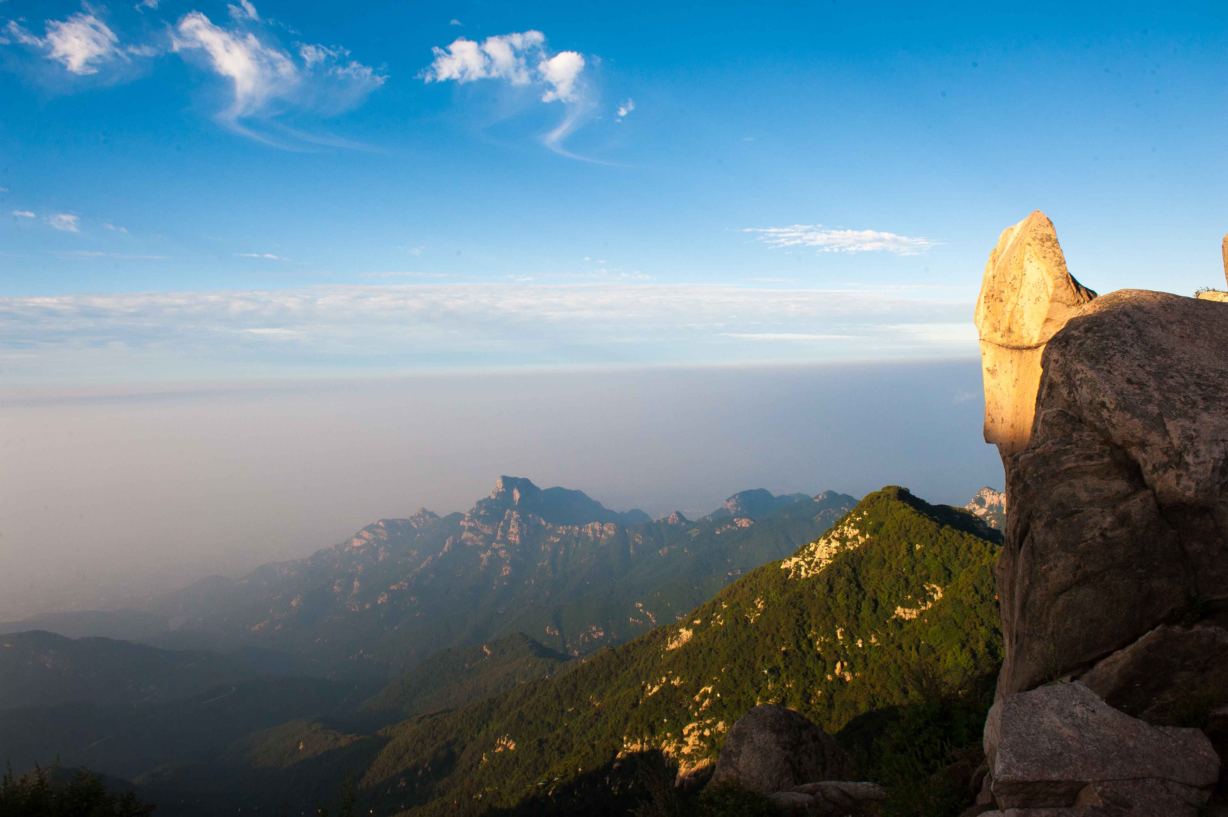 泰山五岳之首以雄奇景色与深厚人文著称,世界双重遗产的三个看点
