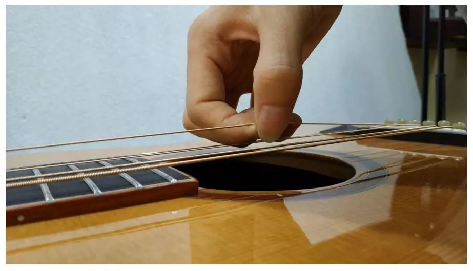 你知道如何正确地更换民谣吉他琴弦吗?学会这些自己动手不费劲!