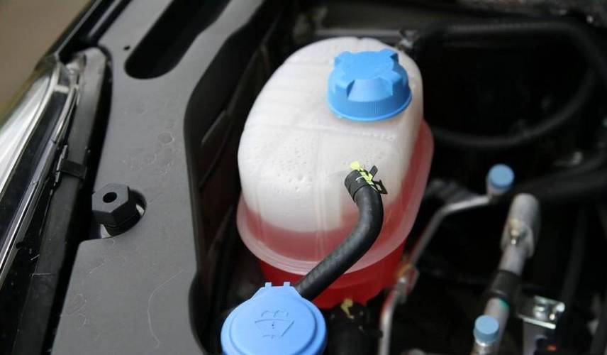 汽车防冻液刚加完就减少,这是怎么回事?