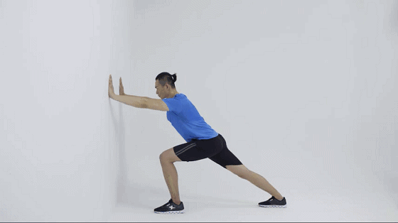 和墙面贴合,两脚交替进行各维持5分钟左右,可拉伸腓肠肌和比目鱼肌