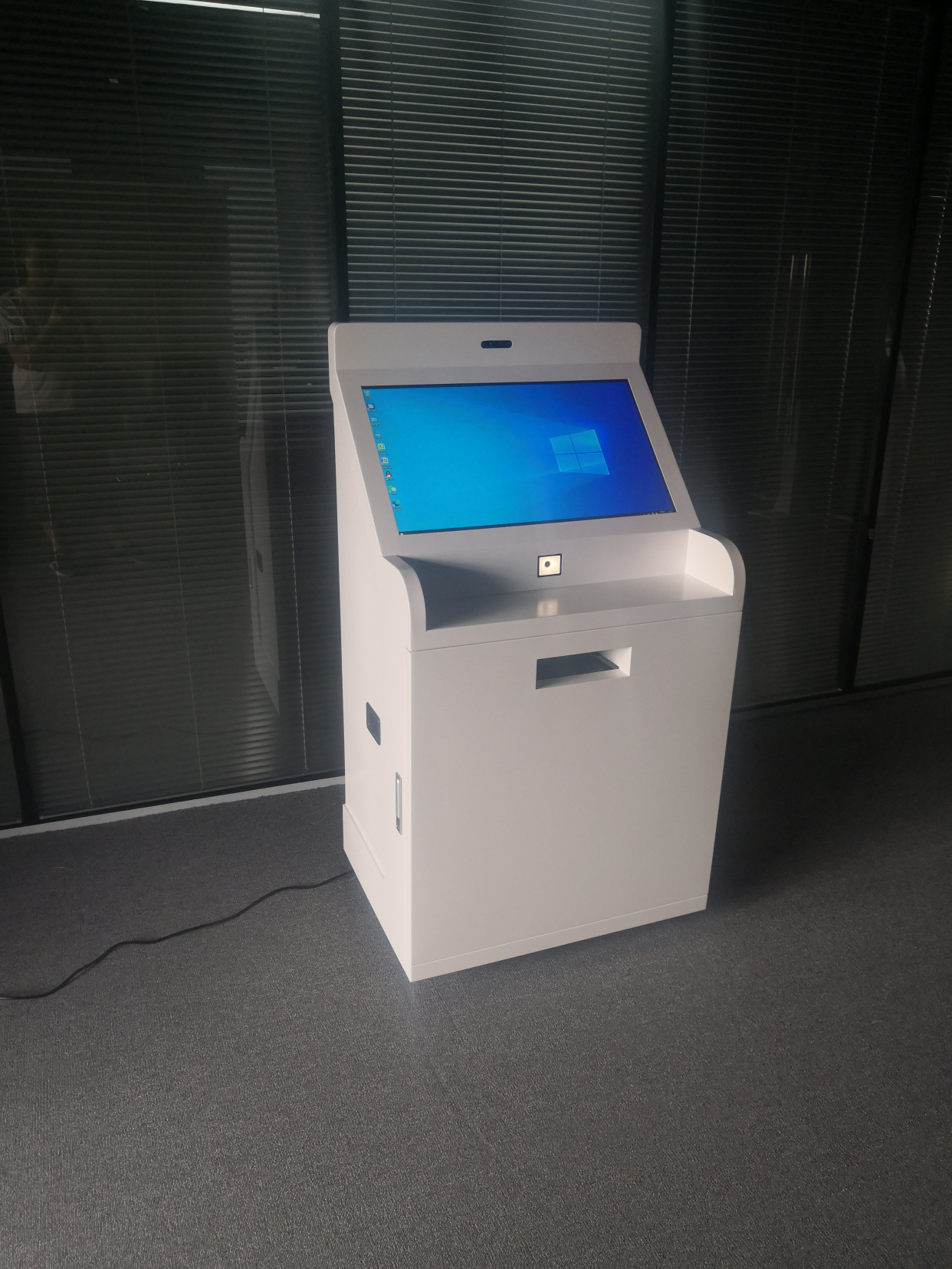 成都速优云43寸自助终端打印一体机定制款效果图-速优云suucloud