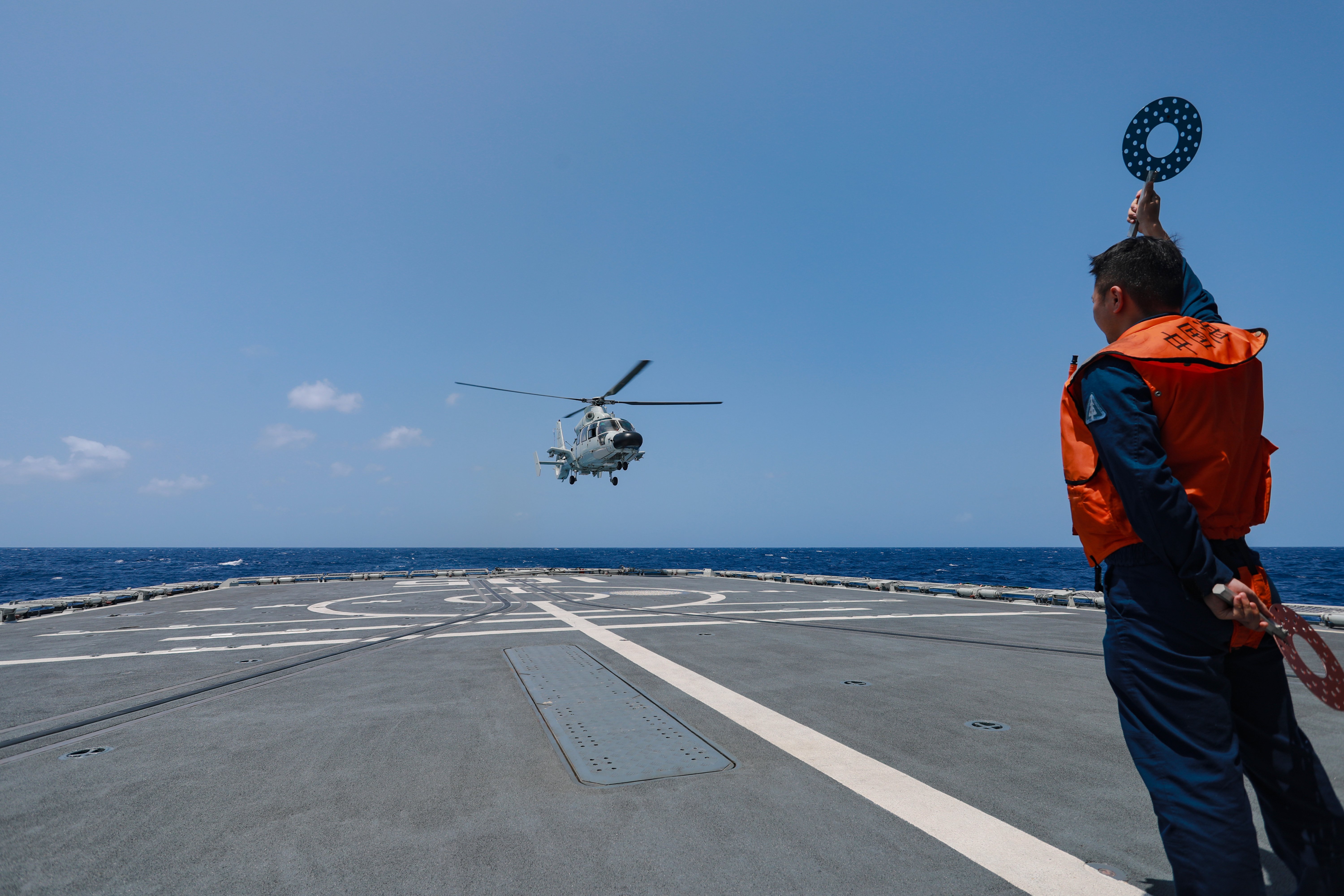 远赴西太平洋!南部战区海军远海联合训练编队实战化训练影像