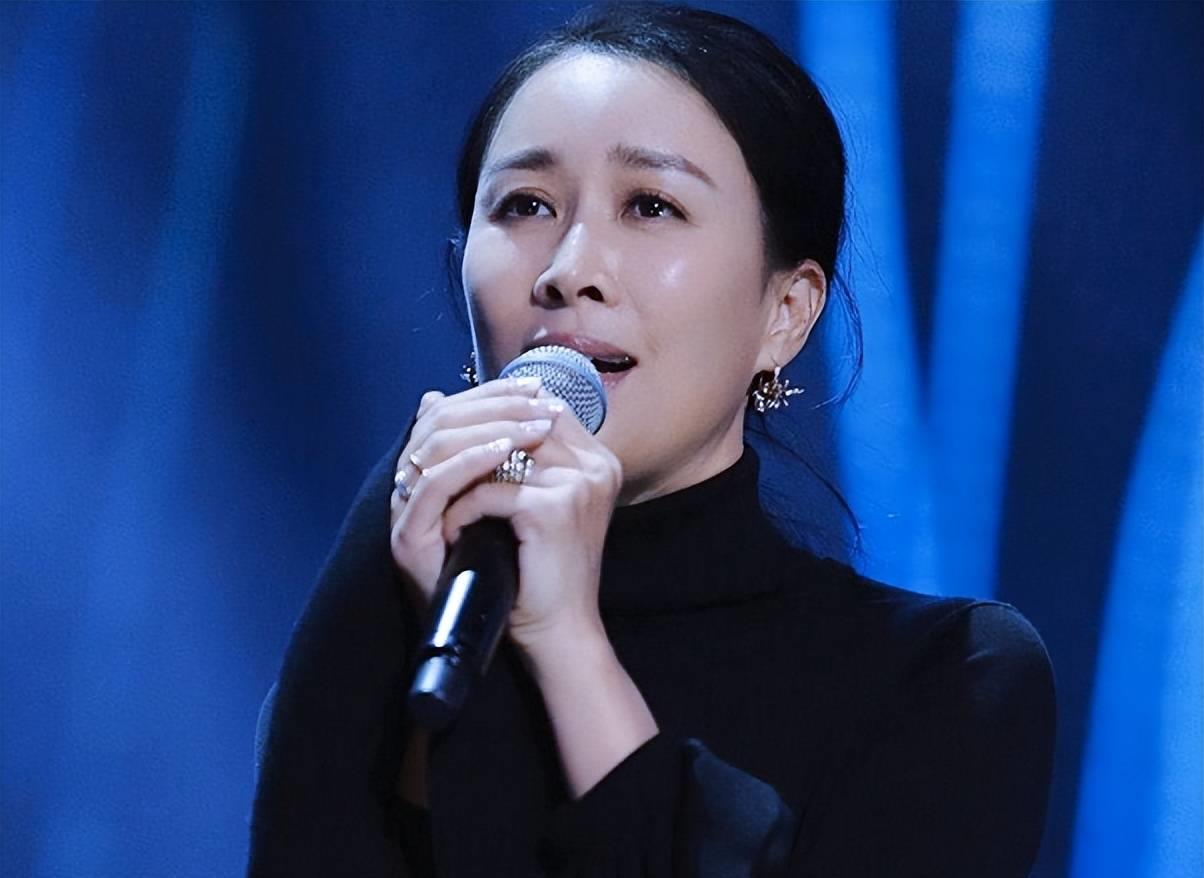 震撼!56岁那英回归中国,雇多名保镖开路,展现女王气场!