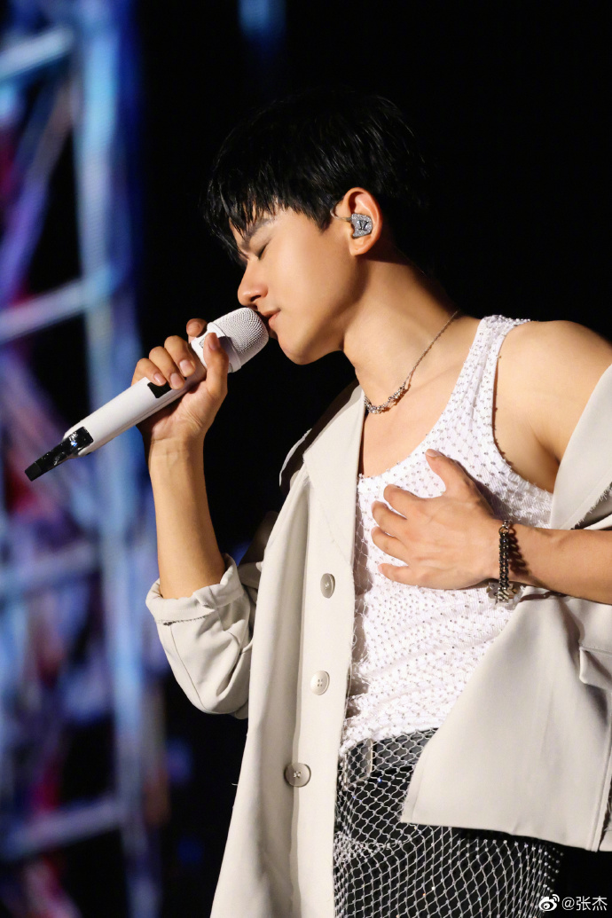 张杰演唱会现场喊话黄牛,但演唱会后路面脏乱如垃圾场被市民吐槽