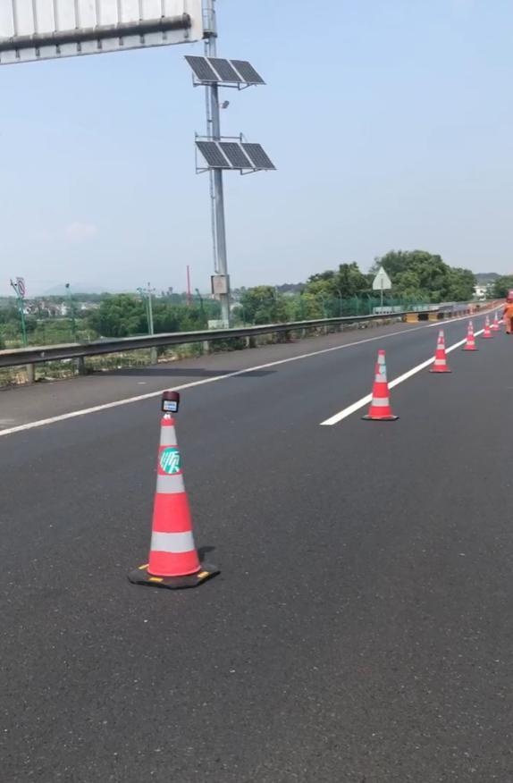 这几天,经过沪杭甬高速的一些司机,可能会发现,一些路段上的防撞锥桶