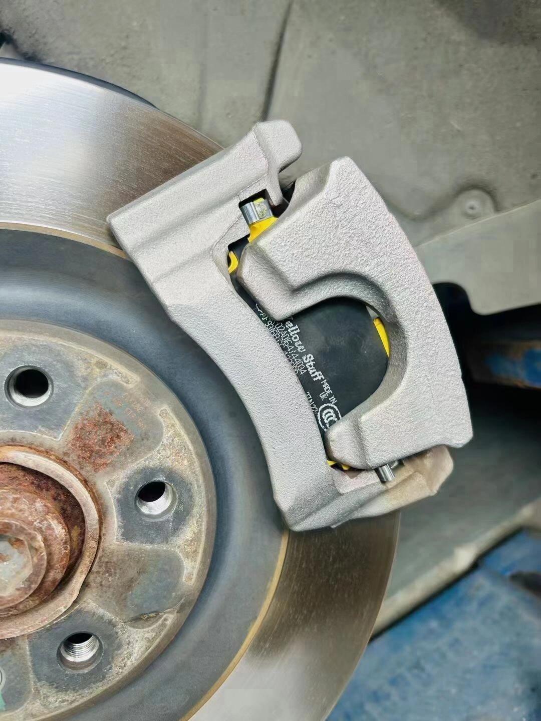 奥迪a6前刹车片怎么换?