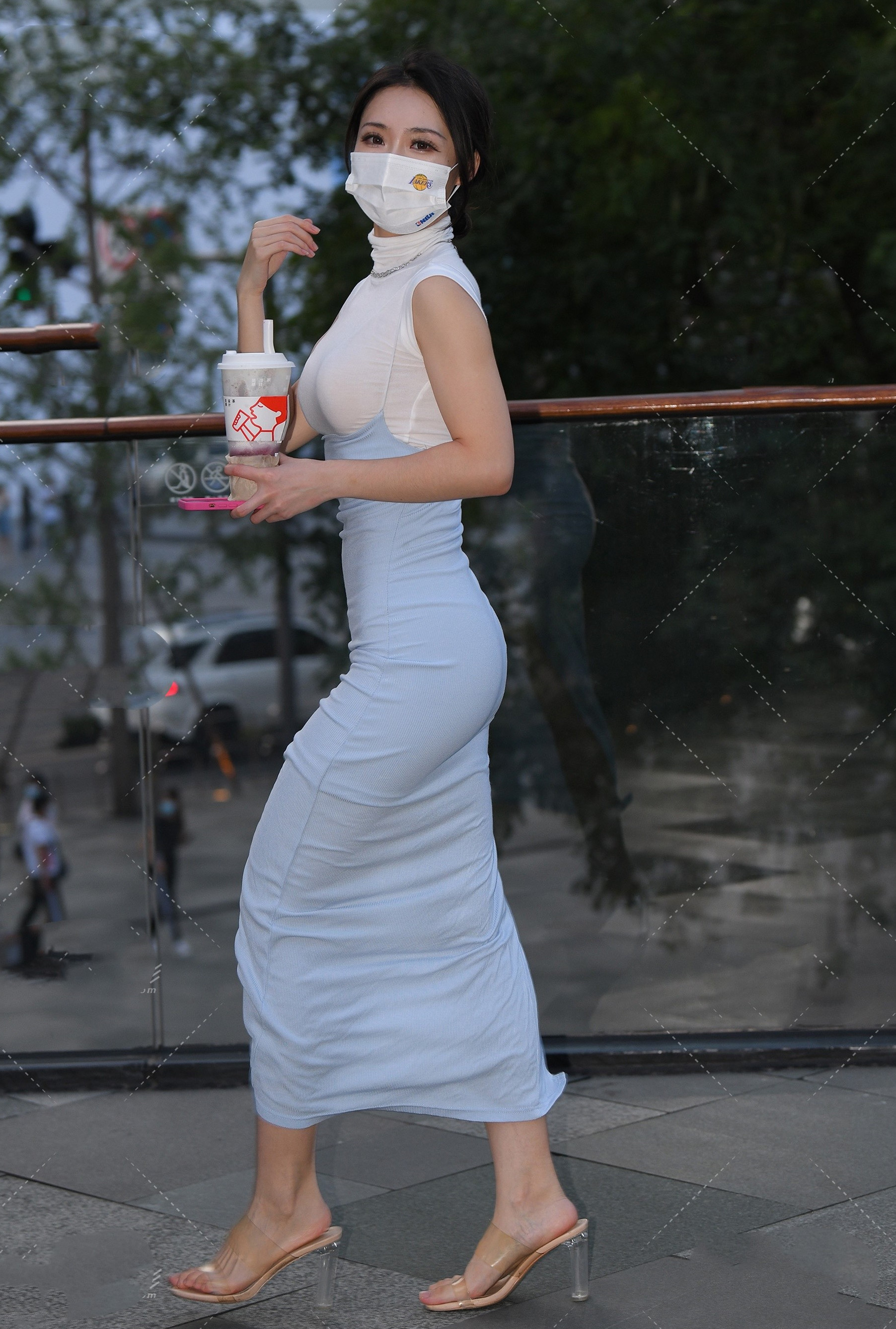 美女气质出众,紧身装扮大秀好身材