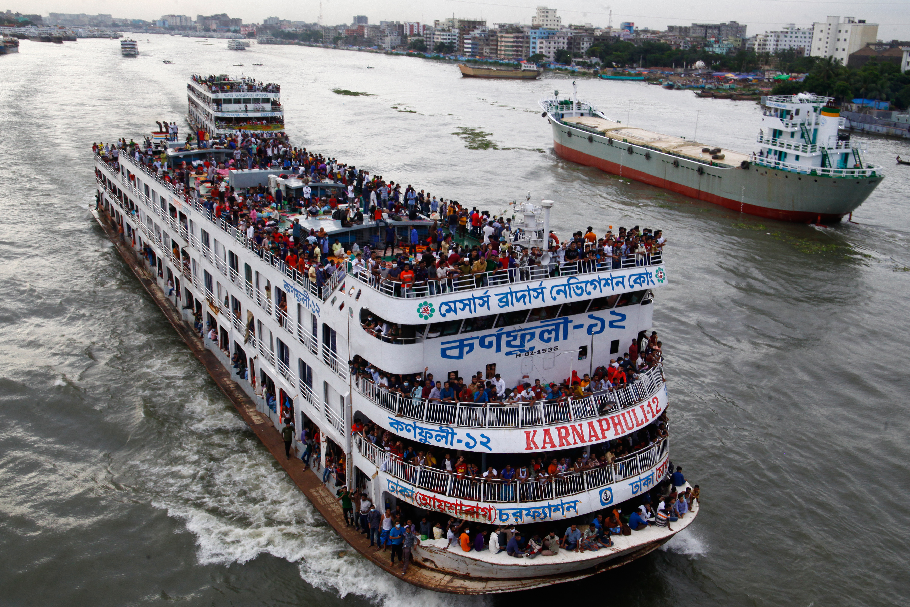 孟加拉国宰牲节期间迎来返乡潮