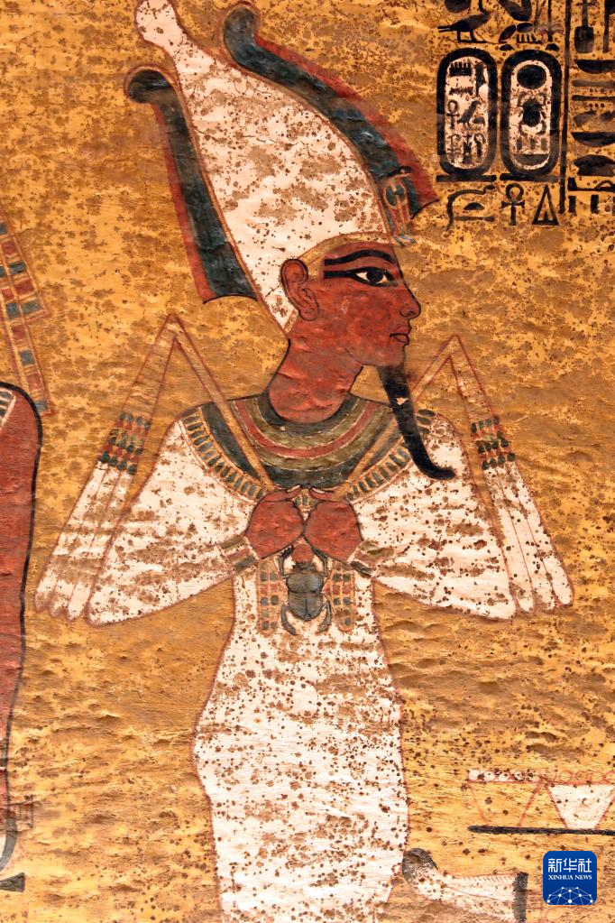 这是11月4日在位于埃及卢克索帝王谷的图坦卡蒙墓内拍摄的壁画.