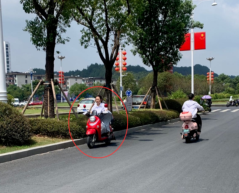 「曝光台」这些电动车逆行!