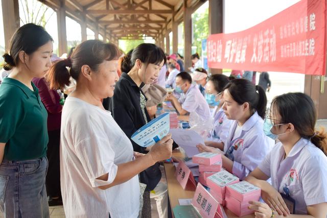 彭州市妇幼保健院开展关爱妇幼健康 倡导绿色生活义诊活动