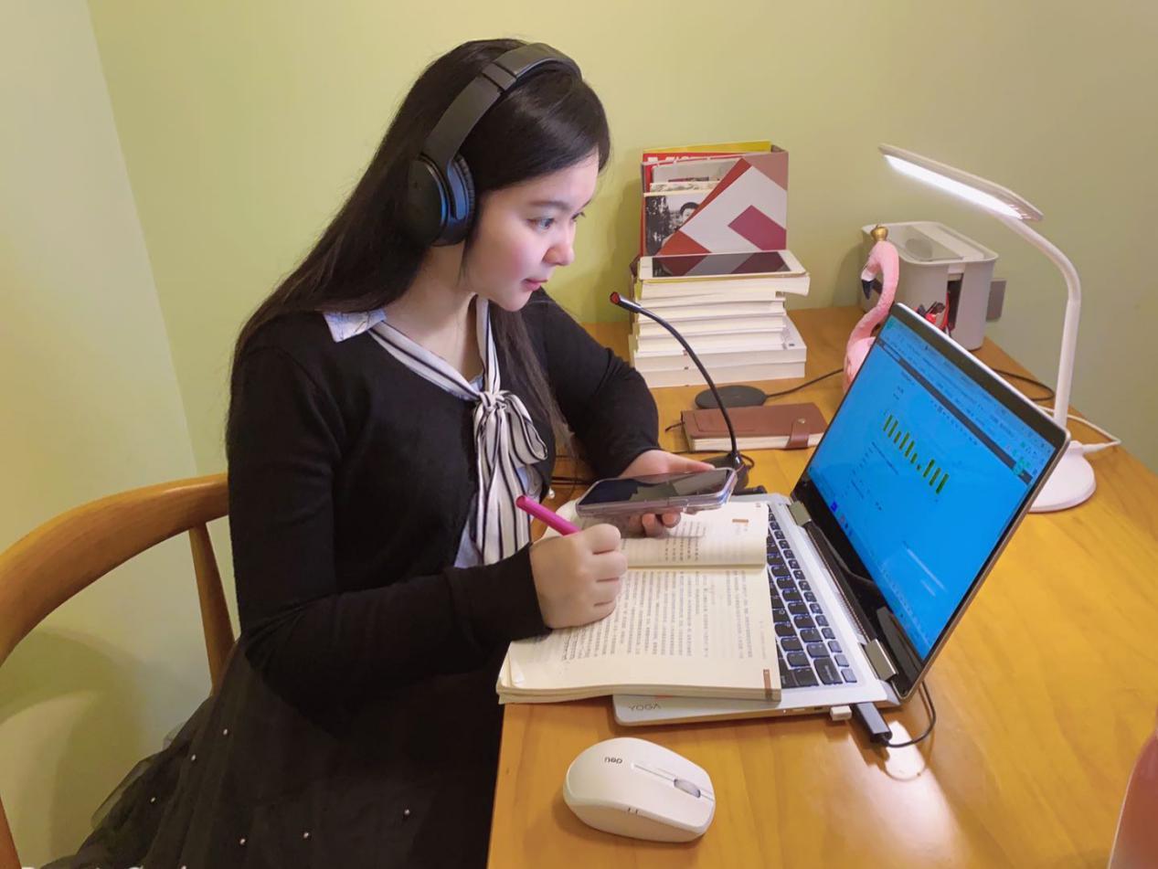 她是数学教师,也是英语教师和专家?在线课堂,让家长很犯愁!