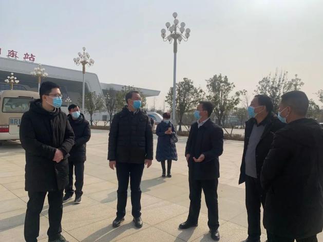 区委副书记陈明远看望慰问疫情防控一线工作人员共食团圆饺