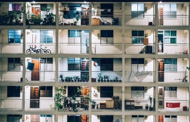 更让新加坡人对政府修建的公屋放下心来