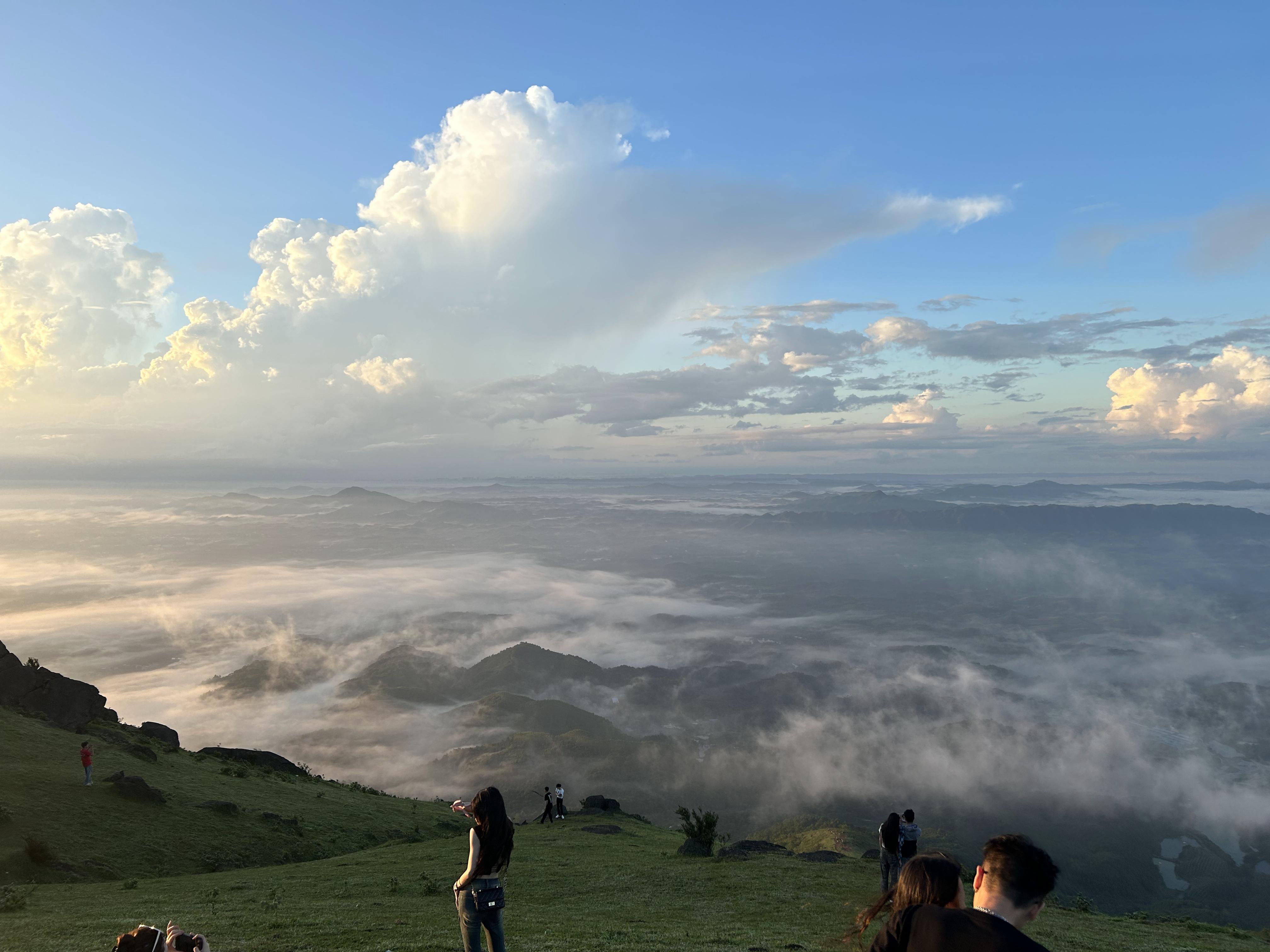 广西防城港哪里可以登山——望洲顶游玩攻略,蓝天碧草,天然山路