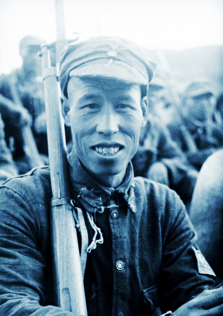 1944年,抗日战争时期,一名八路军战士在延安的玉米地里召开动员大会.