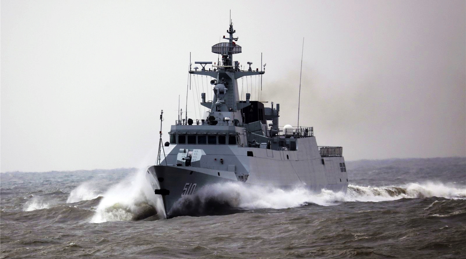 一艘056舰驶入对马海峡,日派大批舰机逼近监控,距长崎仅130公里