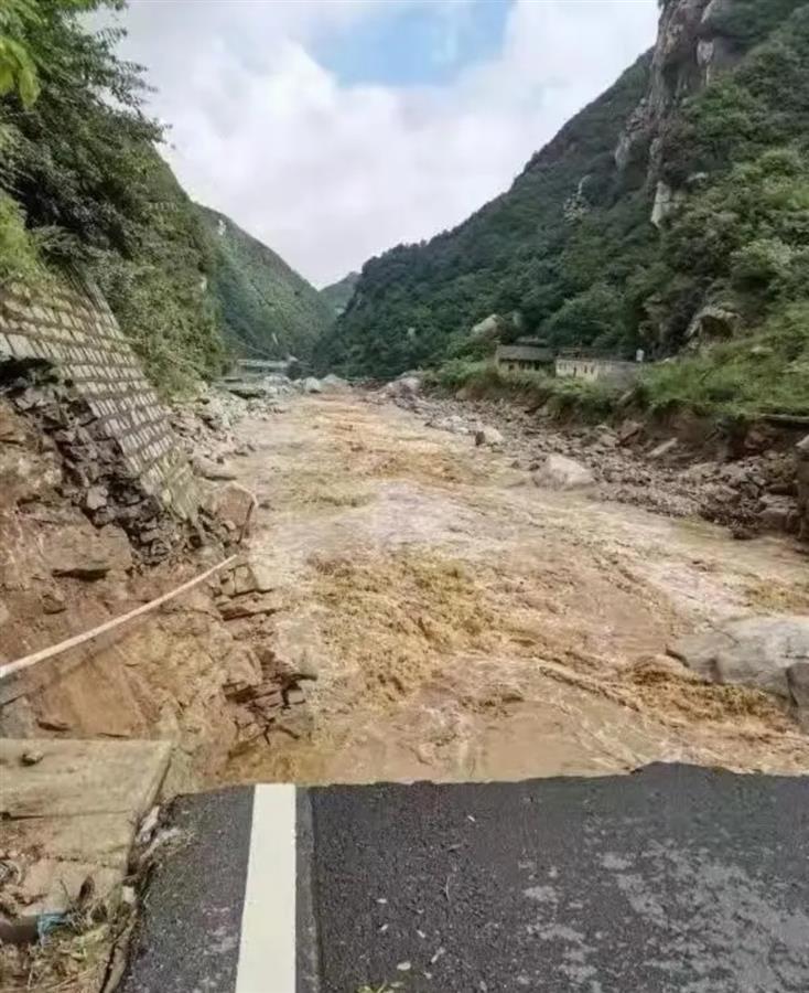 西安蓝田暴雨致部分地区信号中断,3名抢修员途中连人带车失联