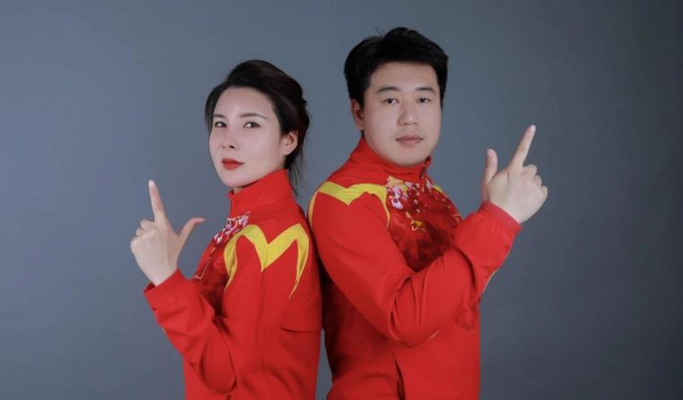 2008年,北京奥运上,26岁的杜丽对22岁的师弟庞伟说:"你向我求婚吧,我