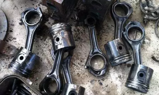 发动机敲缸是什么原因