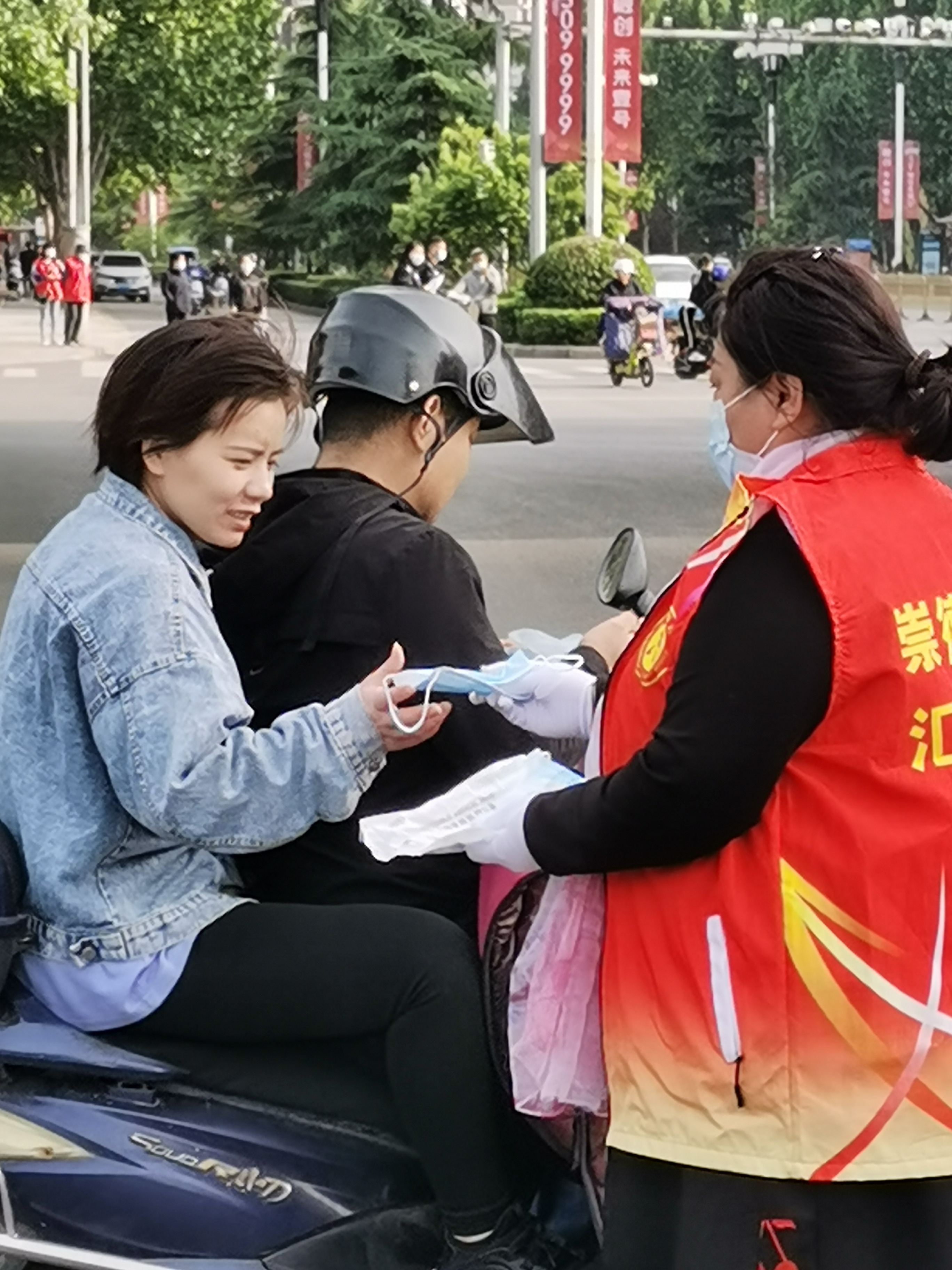 罩顾好自己,崇德银行志愿者上街劝导群众戴口罩