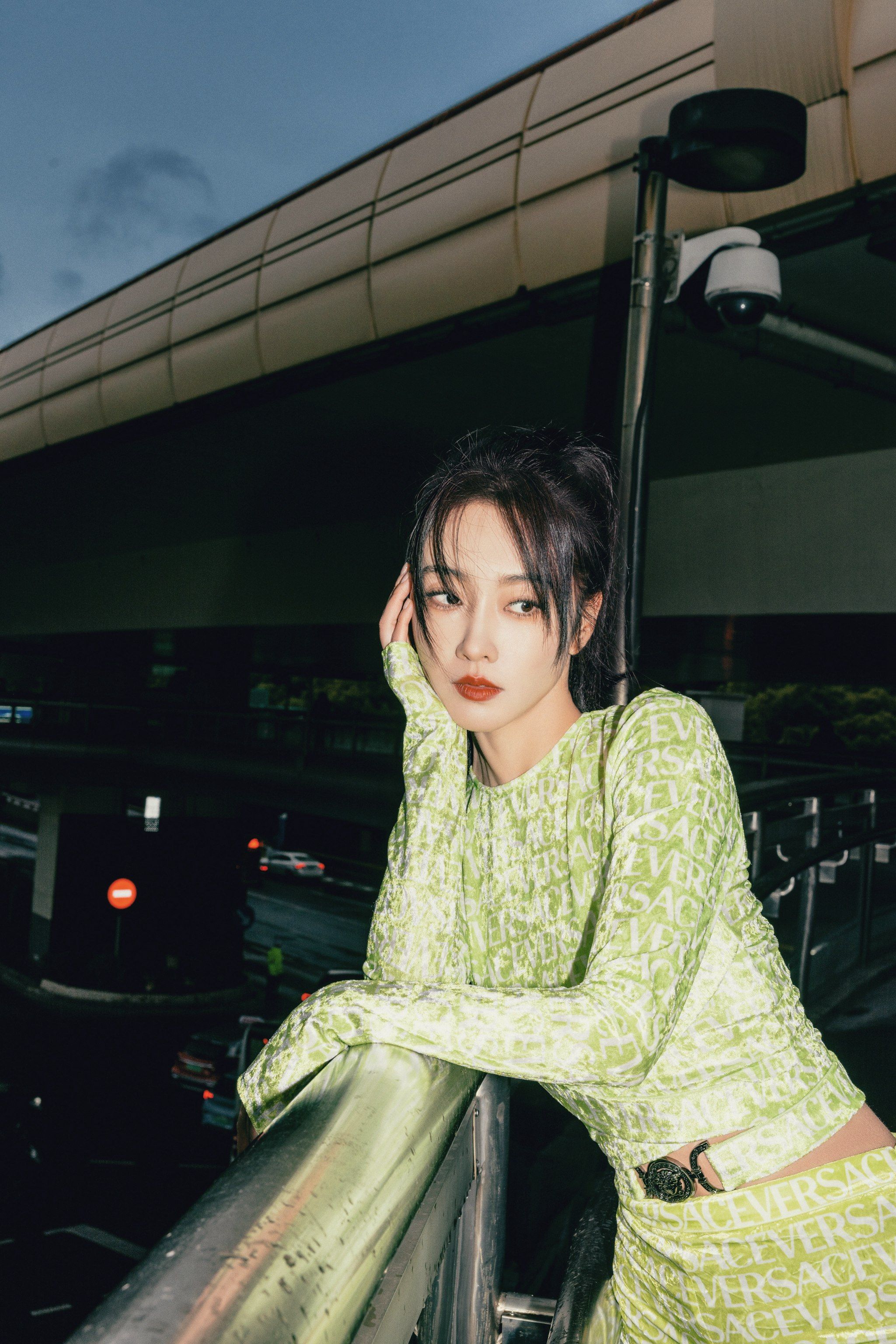 宣璐绿色字母摩登高光写真