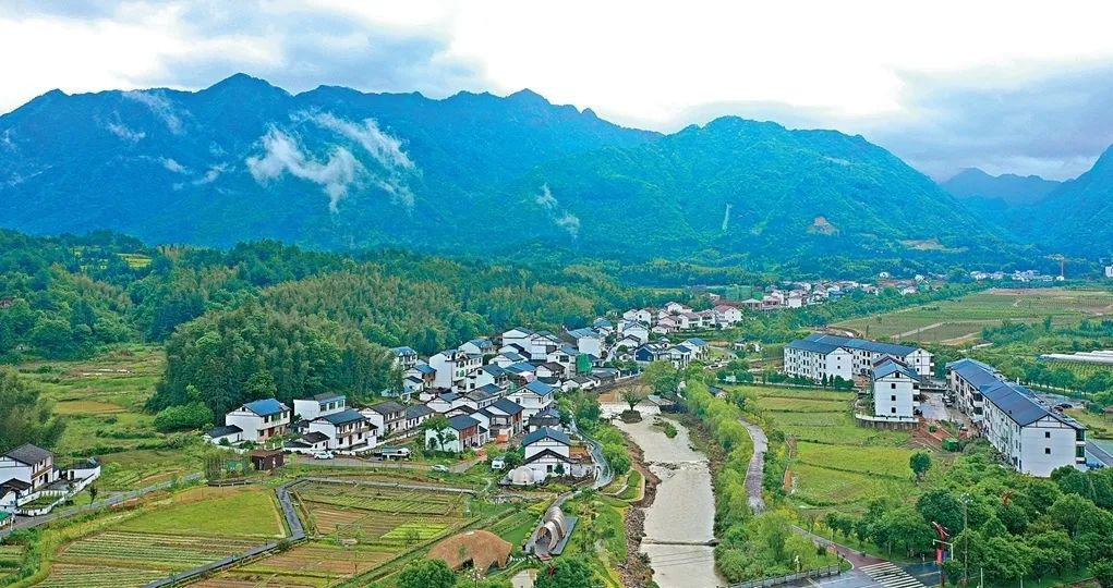 (图源:资溪县委宣传部)平坦的水泥路,整洁的农家院,干净的村落,淳朴的