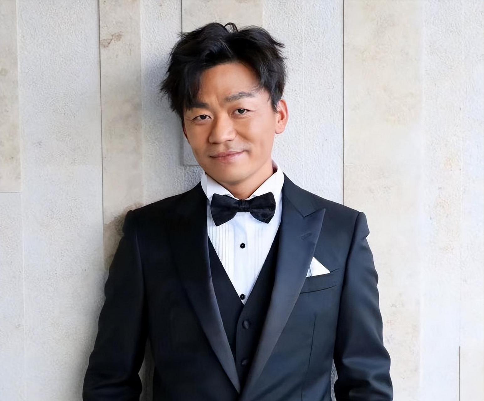 凭借着自己的天赋和努力走向荧幕中央,成为一线明星.