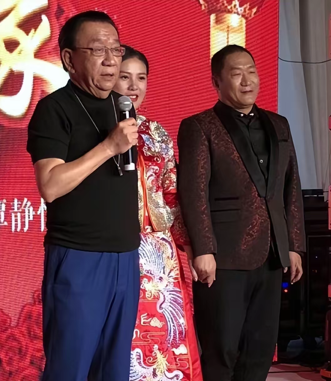 60岁谢东官宣妻子怀二胎,小22岁娇妻肚大如箩,孕妇上坟引热议!