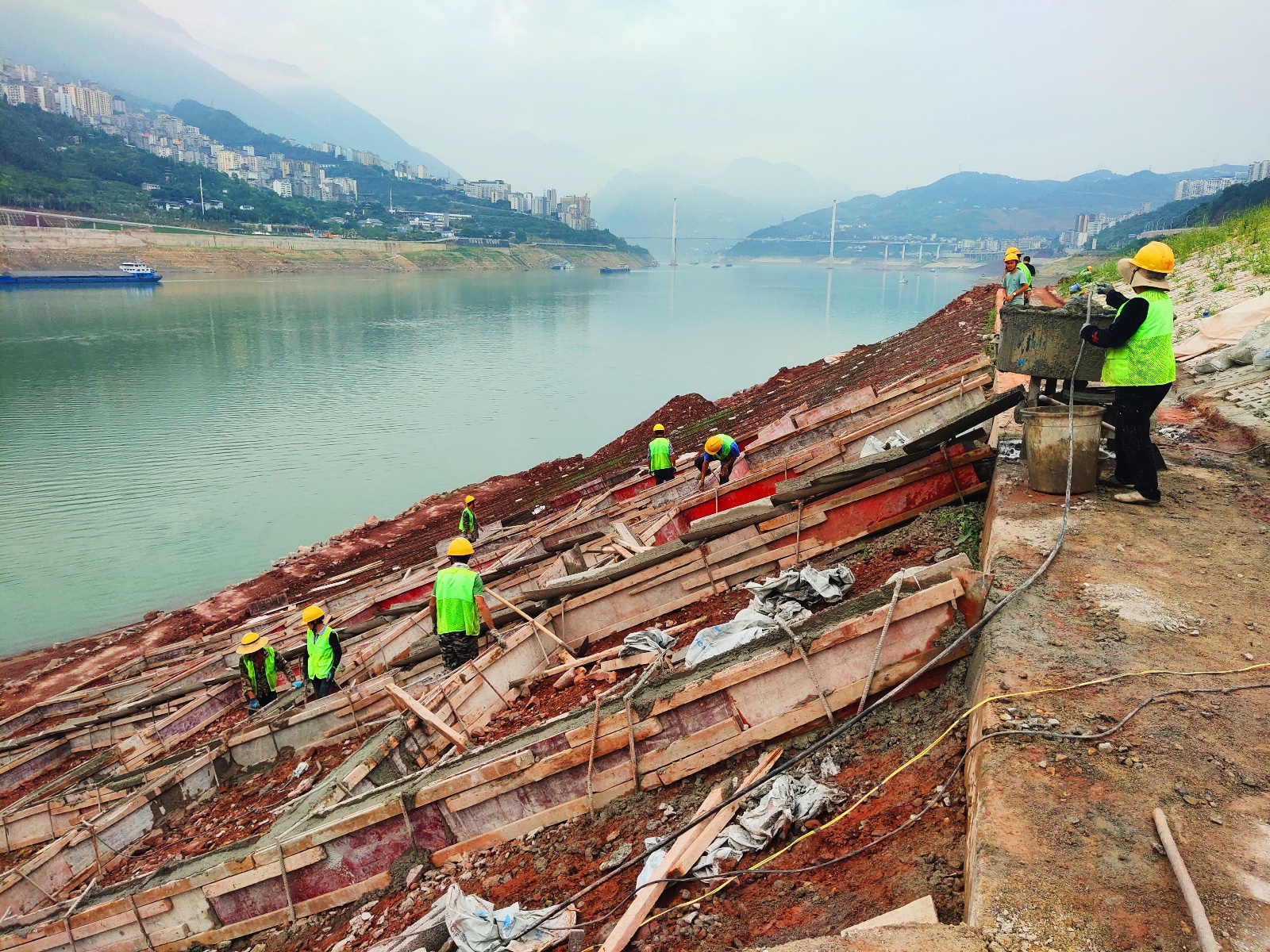 已完成工程量50% 巴东长江北岸库岸护坡施工正酣