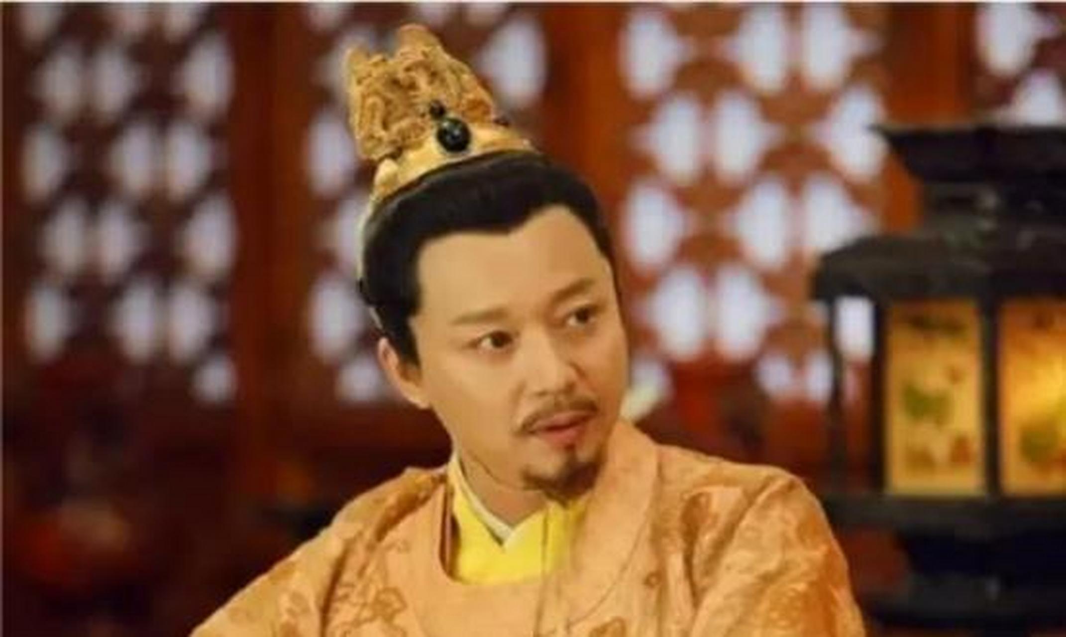 有一次张延龄醉酒后,在皇宫内当着众人的面玷污宫女,宦官何鼎挺身而出