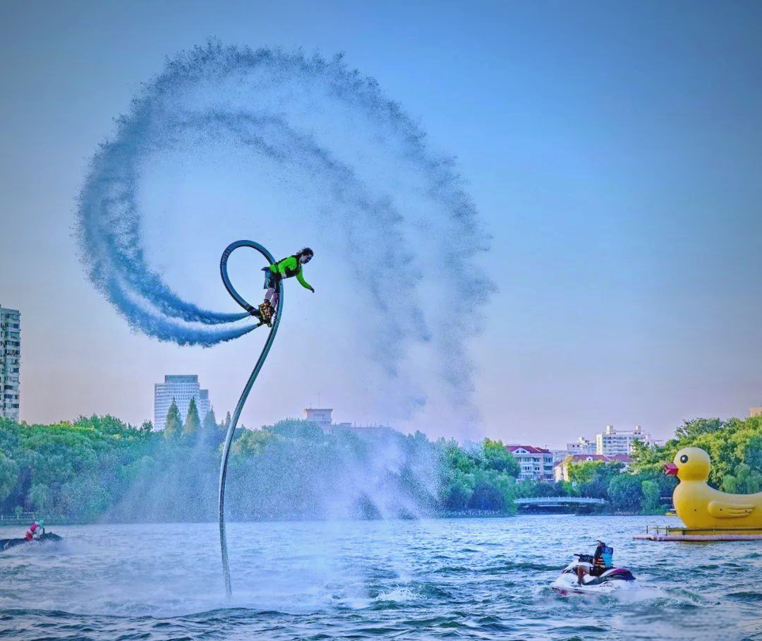 水上飞人表演:惊险与魅力共舞的视觉盛宴