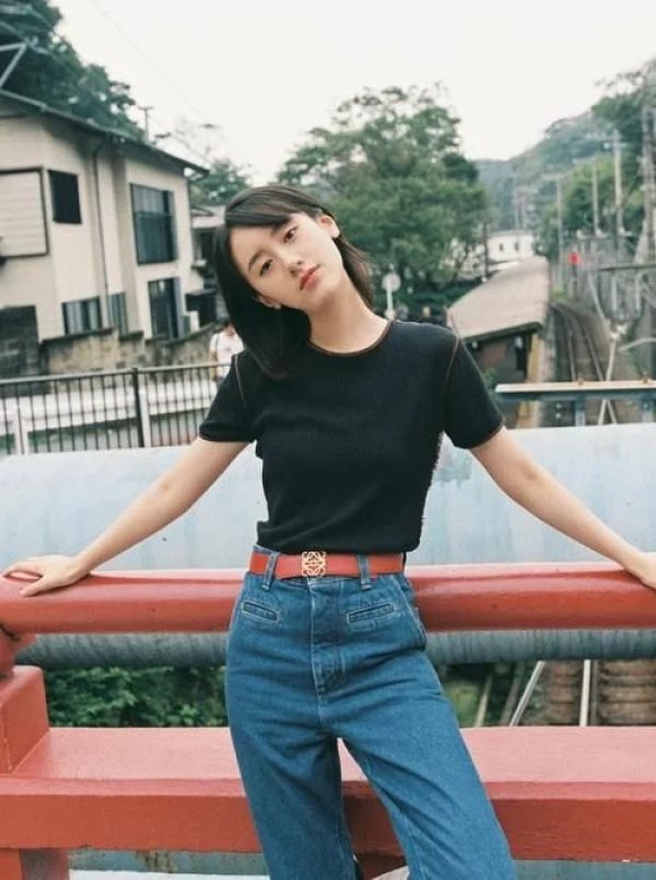 扎歪马尾的袁冰妍太甜了,黄t恤配短裤清新靓丽,是"初恋女孩"吧