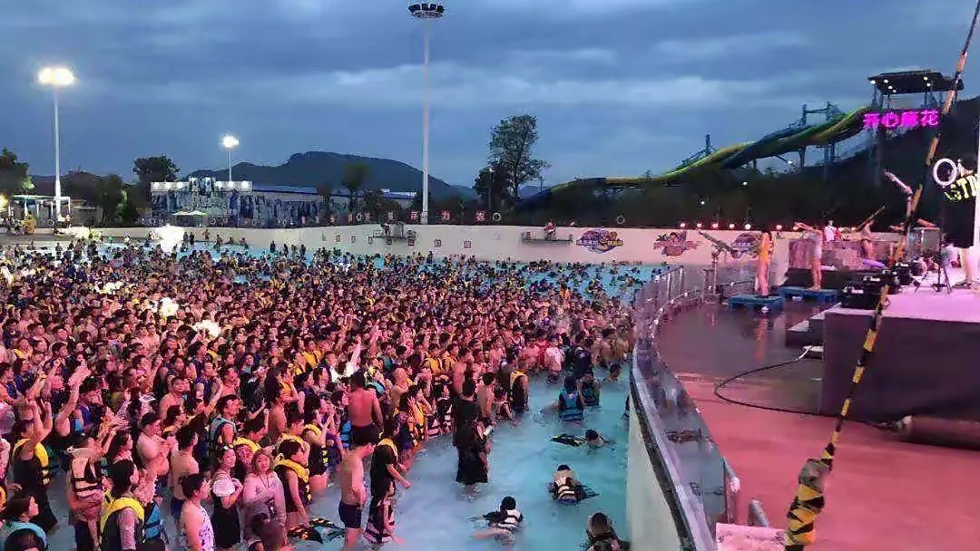 你敢挑战安吉欢乐风暴水上乐园最高滑道吗?