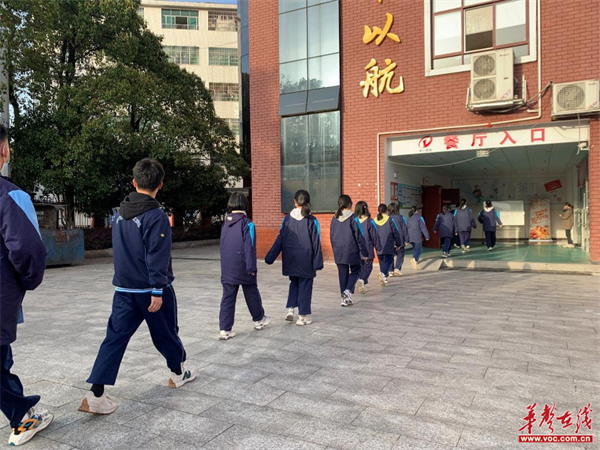 怀化三中:食堂单人单座,学生错峰就餐