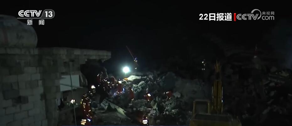 云南镇雄山体滑坡救援现场连夜加紧进行,全力保障抢险应急通信