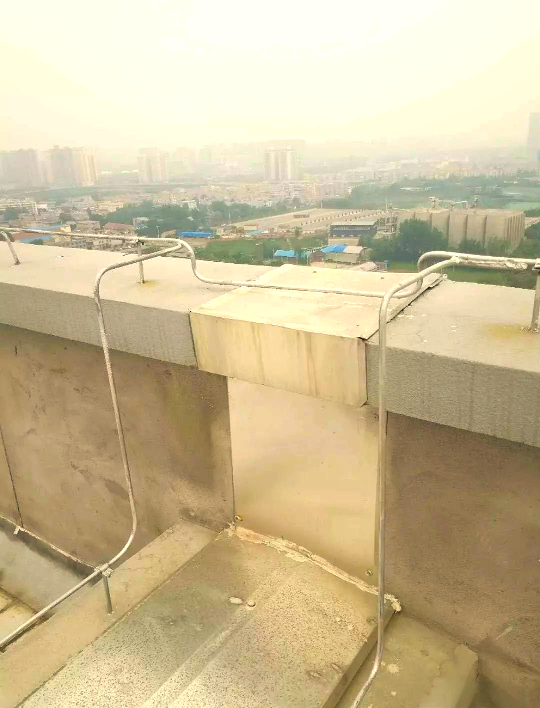 引下线防雷装置中的引下线,作为连接避雷带与接地装置的关键部分,必须